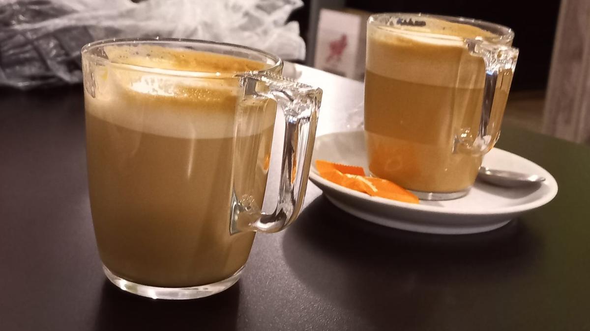 Dos tazas de café en una cafetería de Vitoria