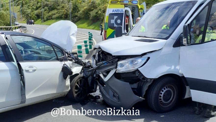 Tres heridos en un accidente de tráfico en Sopela