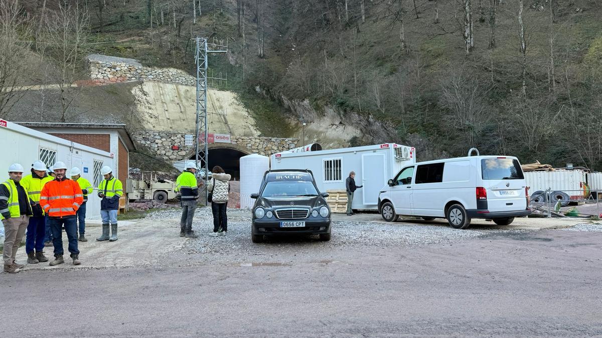 El coche de la funeraria, en el exterior del túnel.