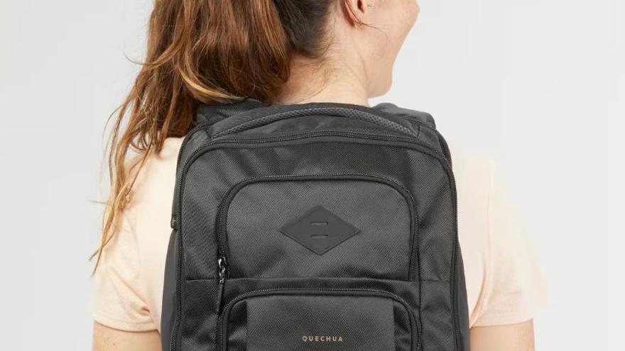 Perspectiva de la mochila Quechua NH Escape 500 de Decathlon