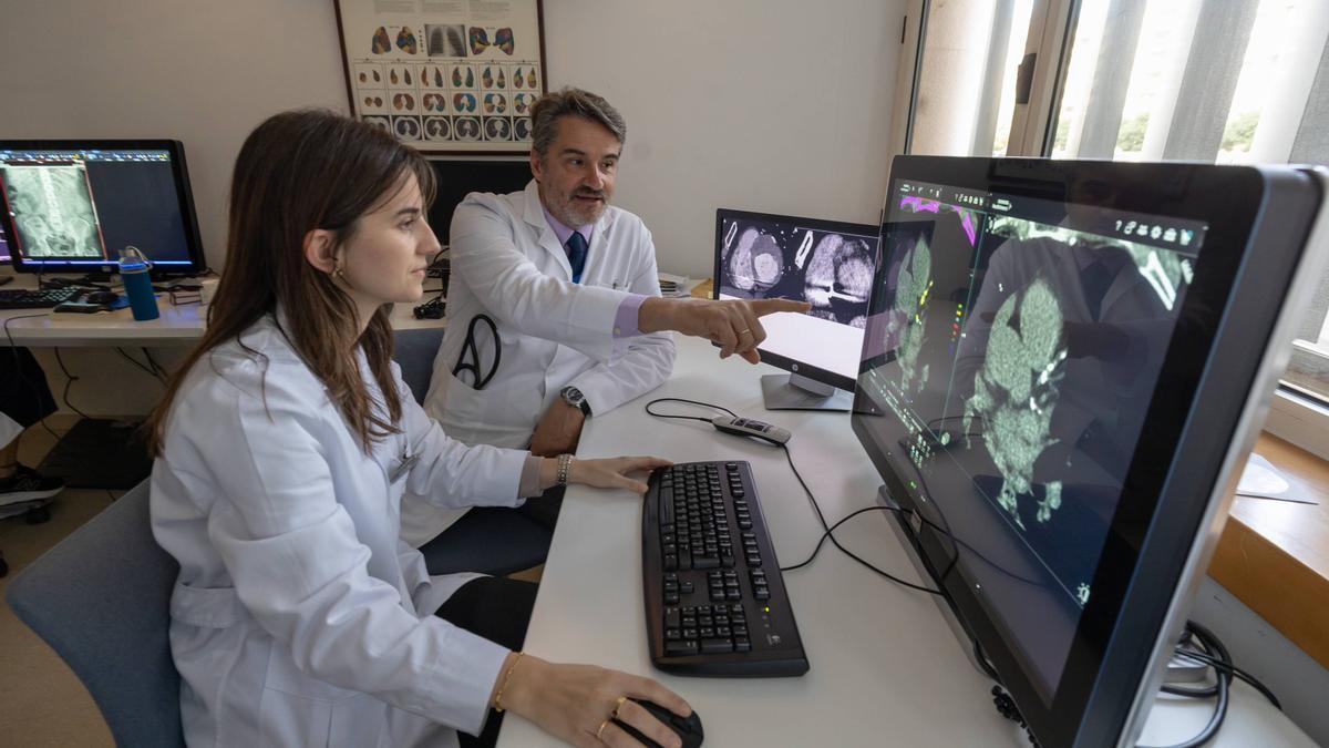 El Dr. Juan Pablo de Torres, codirector del Departamento de Neumología, con la Dra. Ana Ezponda, especialista en radiodiagnóstico de la Clínica Universidad de Navarra.