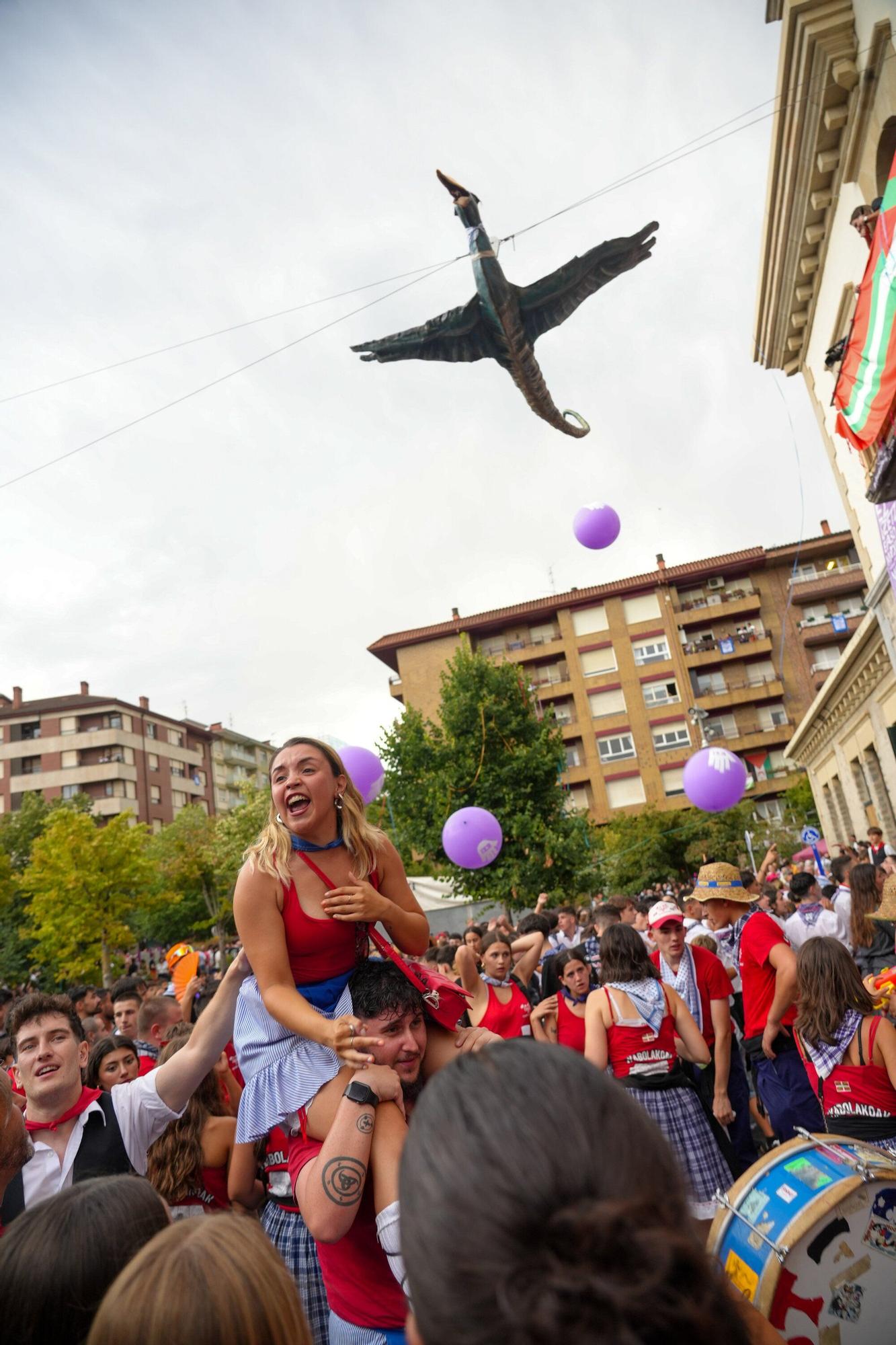 En imágenes: La bajada de Iguarrako enciende la fiesta en Amurrio