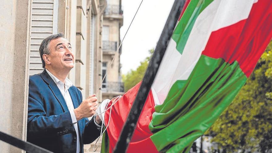 El presidente del EBB, Aitor Esteban, iza la ikurriña en París.