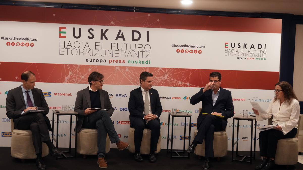 Un momento del foro celebrado hoy en Bilbao, con la presencia del consejero Mikel Jauregi y representantes de Basque Energy Cluster, Iberdrola e IKEA Barakaldo.