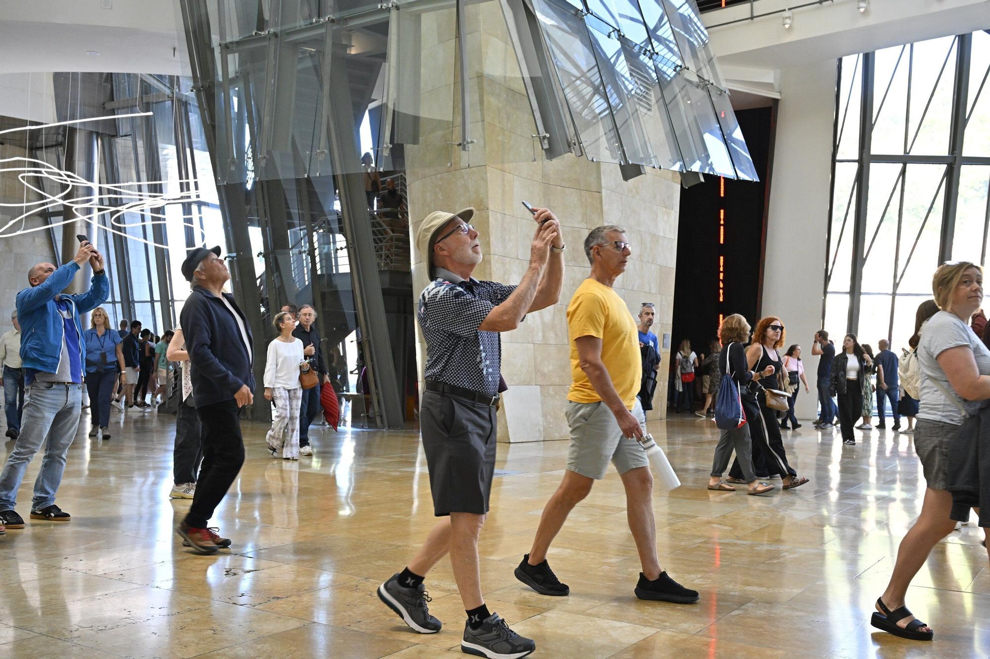 El Museo Guggenheim acoge a miles de visitantes en su 28º cumpleaños