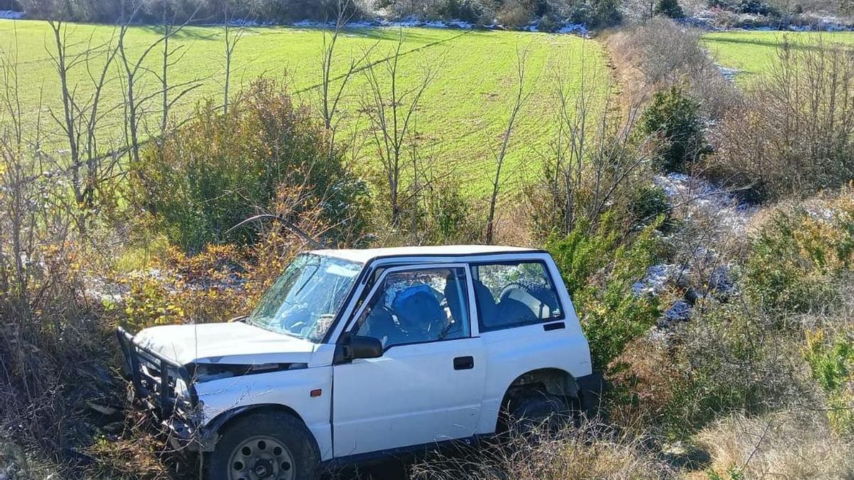 El coche salido de la vía.