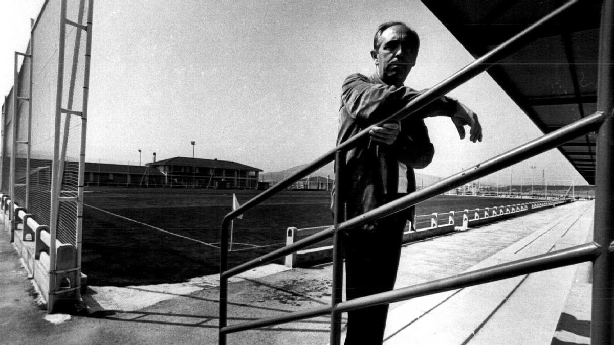 Ezcurra posando en Tajonar, a los pocos años de la construcción del complejo deportivo.