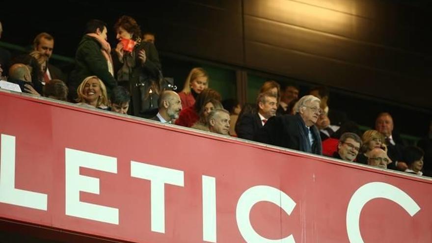 El lehendakari preside el Athletic-Atlético acompañado por más de 100 mujeres