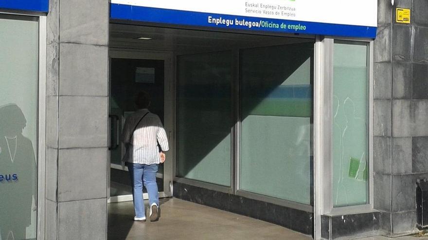 Las mujeres suponen el 43% de los parados menores de 25 años en Euskadi pero rozan el 60% entre los mayores de esa edad