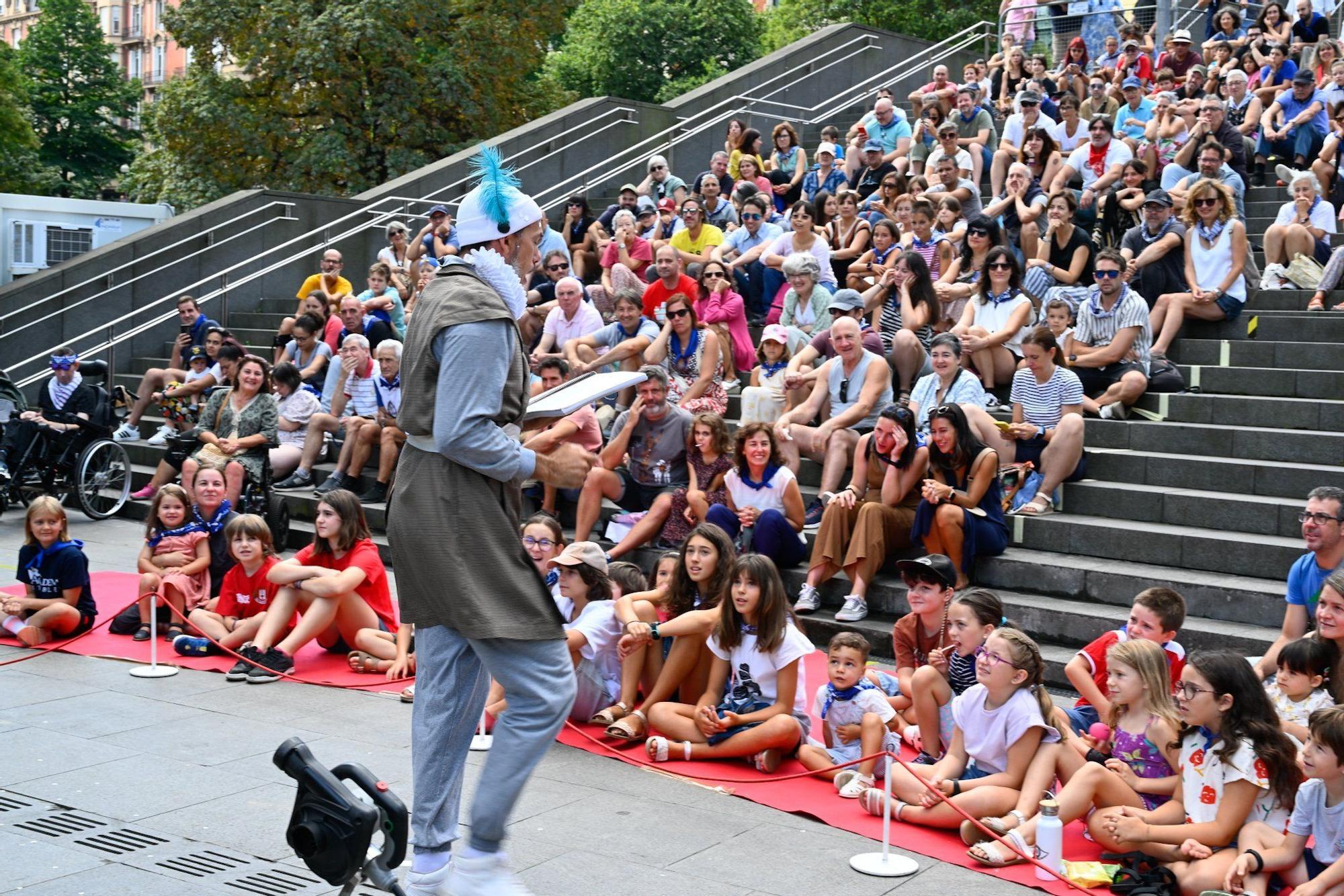 En imágenes: el teatro sale a la calle en Aste Nagusia