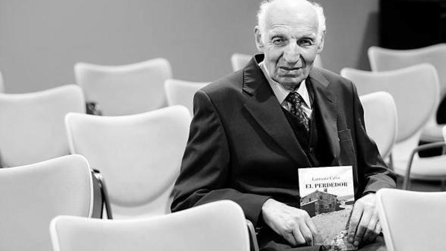 Laureano Calvo posa con su libro.