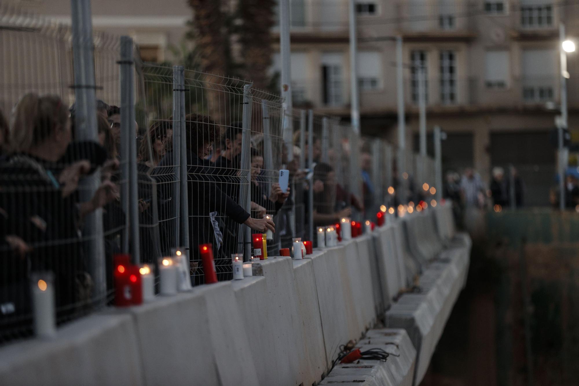 En imágenes: Decenas de velas en la rambla del Poyo homenajean a los fallecidos en la dana