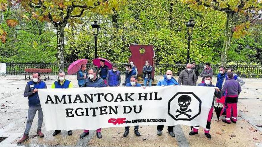 Concentración de trabajadores de CAF para pedir el fondo. Foto: Efe Concentración de trabajadores de CAF para pedir el fondo. Foto: Efe