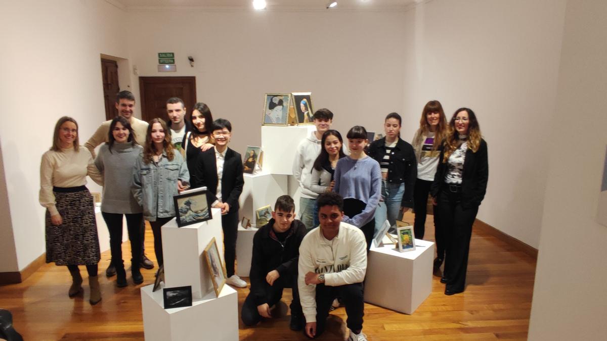 Alumnos y alumnas del bachiller de artes del IES Tierra Estella junto con los responsables del curso.
