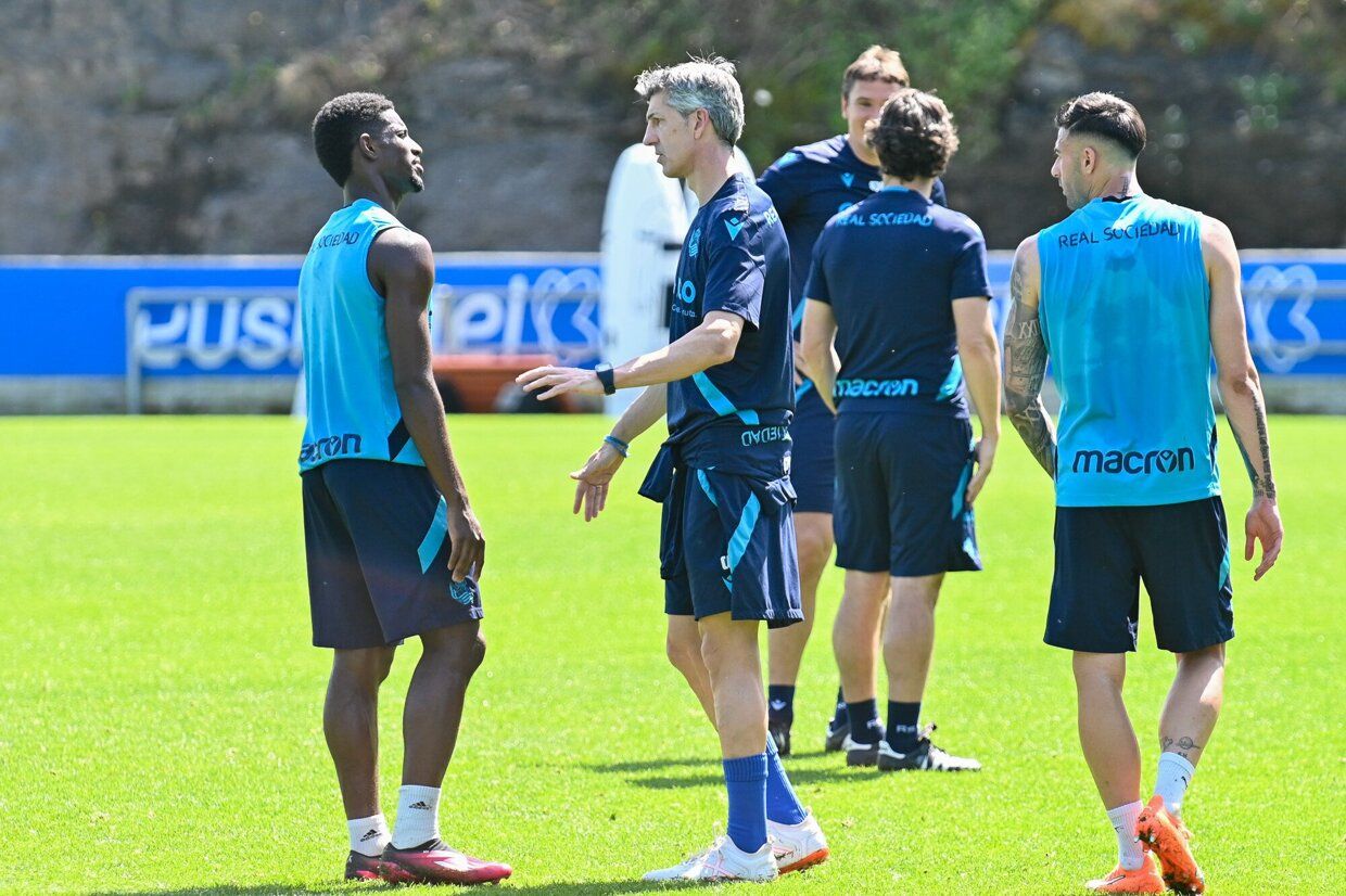 La Real se entrena junto a su afición en Zubieta.
