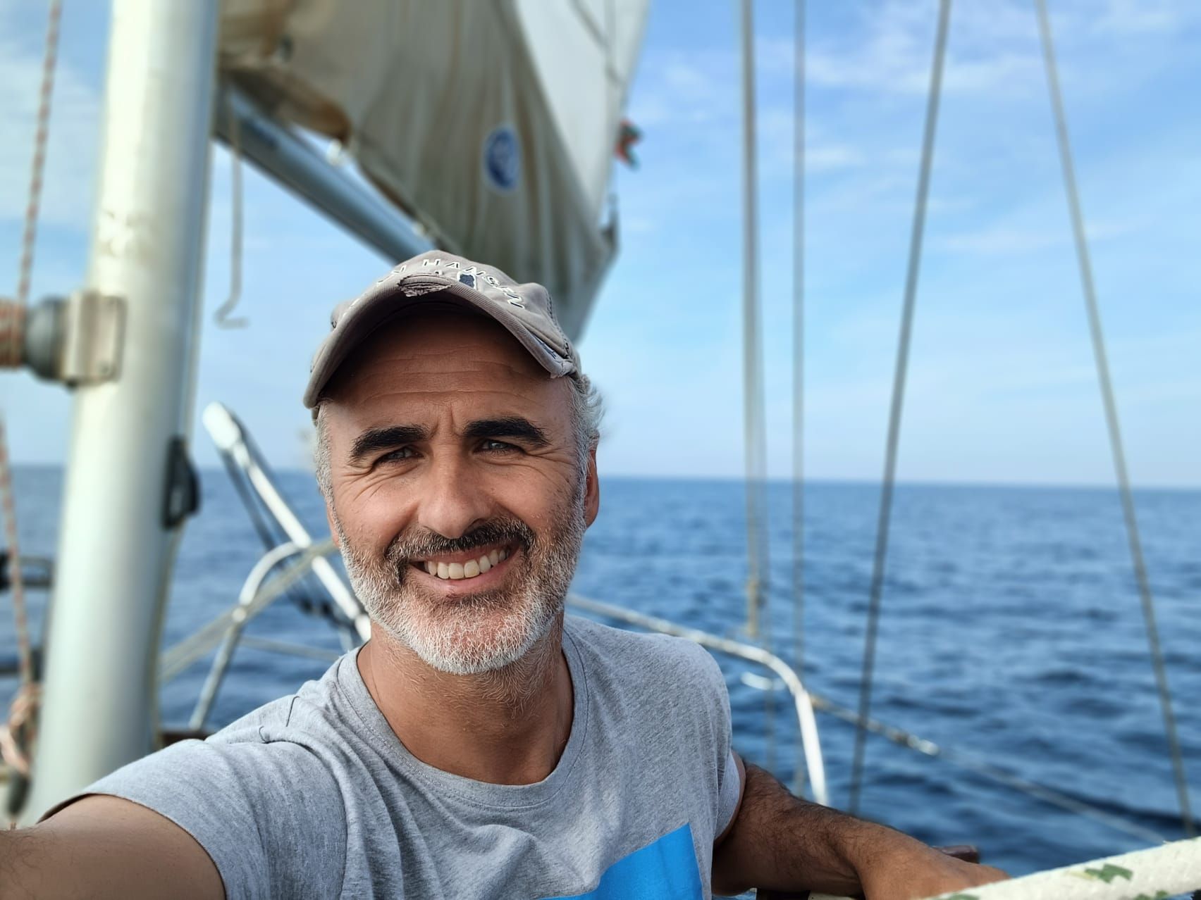 Roberto Irigoyen en su velero clásico.