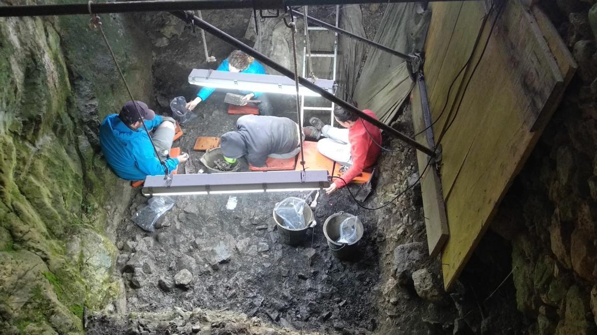 Arqueólogos de Aranzadi trabajan en la cueva de San Adrián en una campaña anterior