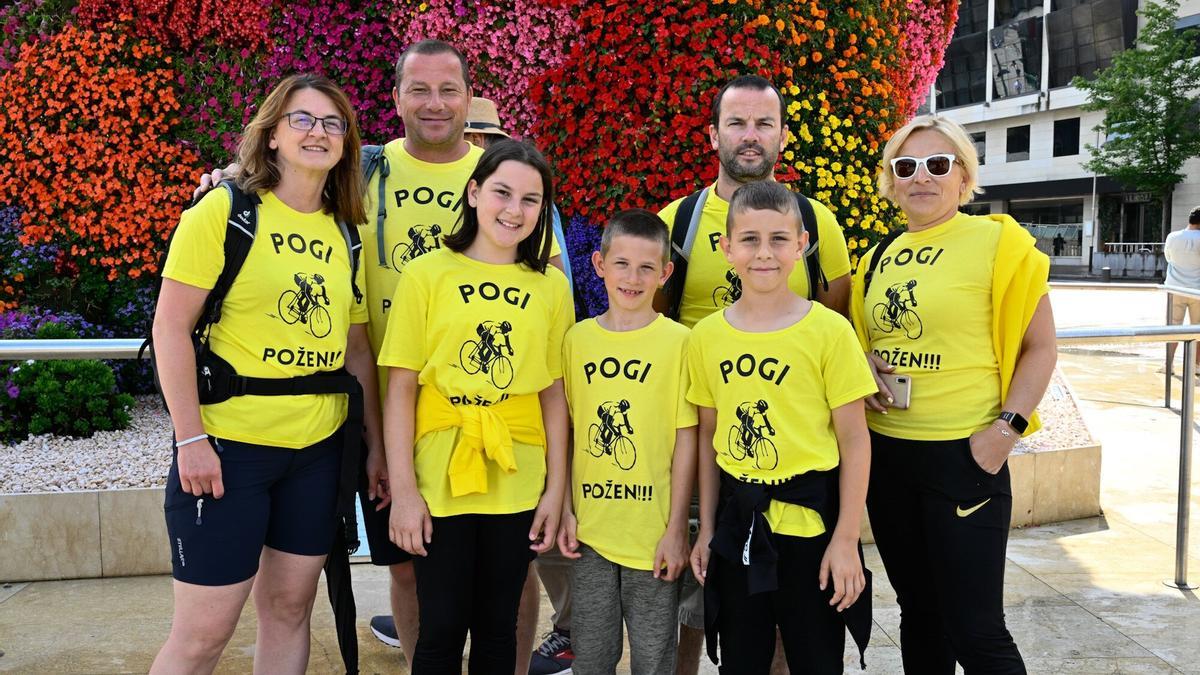 La familia de Urša Pikec visten una camiseta en apoyo a Pogačar.