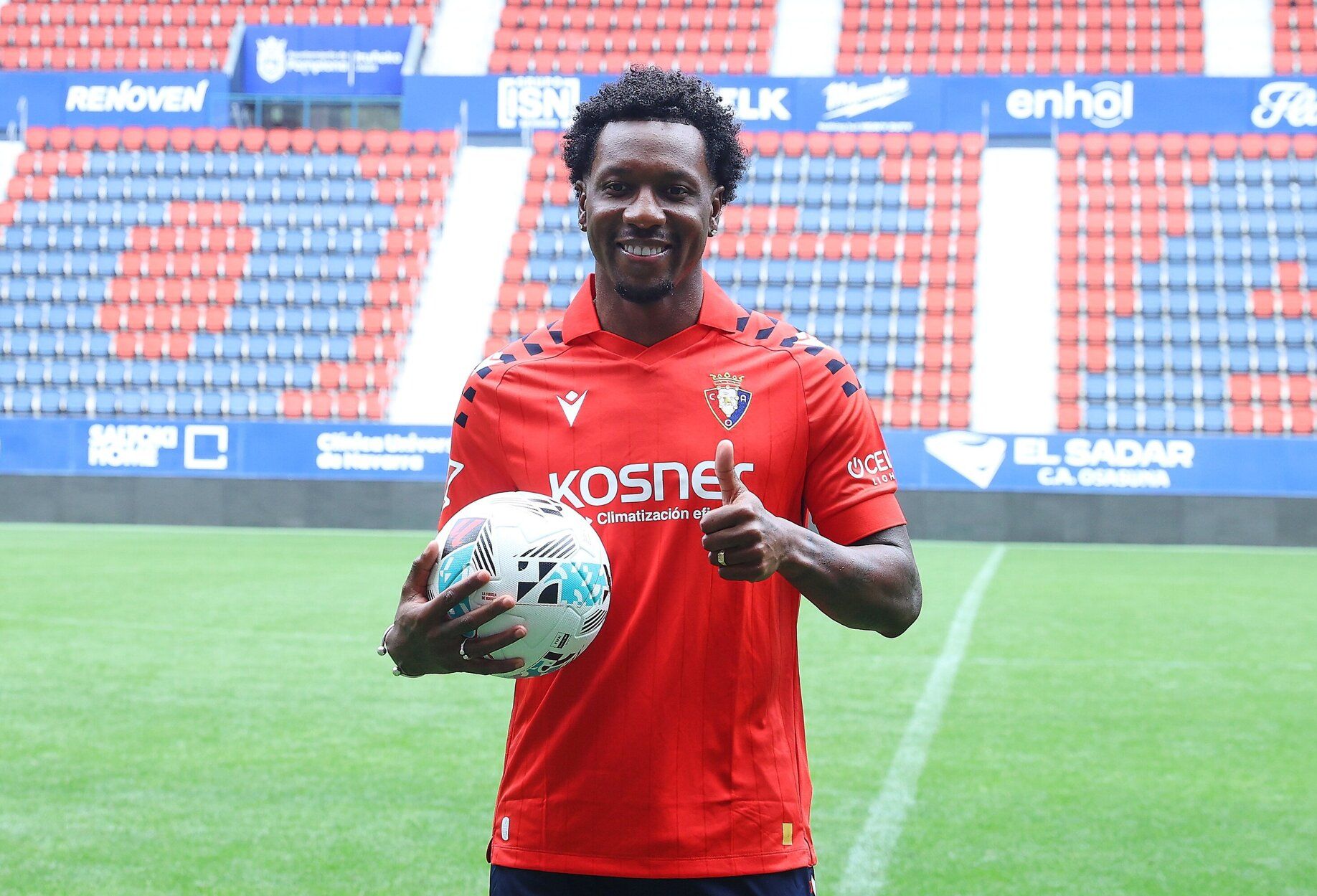 Fotos de la presentación de Sheraldo Becker como jugador de Osasuna