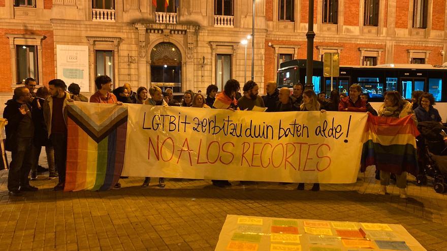 Protestan por los recortes en el servicio público LGTBI+ del Gobierno de Navarra