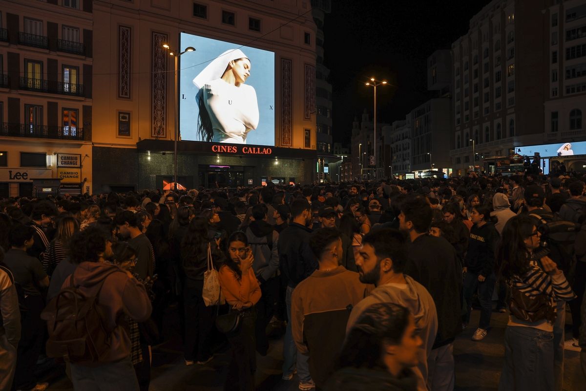 Rosalía presenta su disco en las pantallas de Callao y desaparece entre miles de fans
