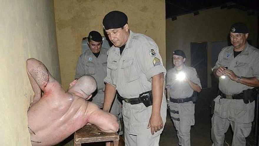 Un preso se queda atrapado en un agujero de la pared al intentar escaparse