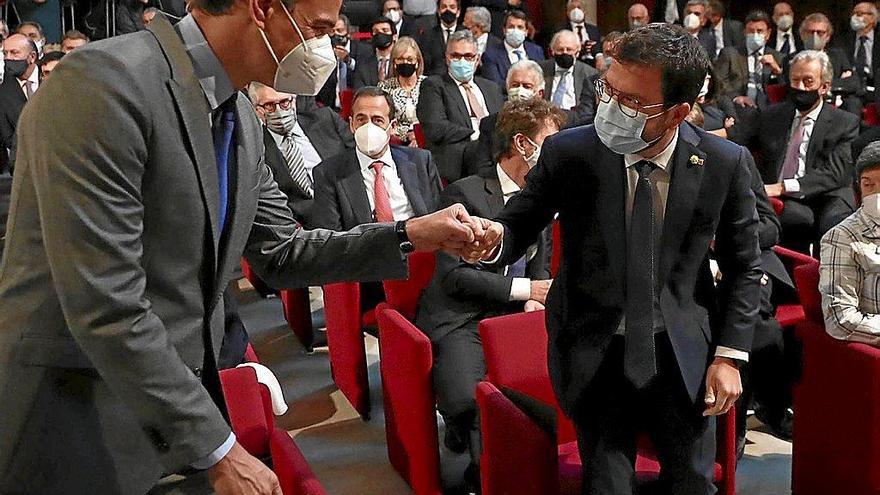 Pedro Sánchez y Pere Aragonès se saludan durante el acto de entrega de la medalla conmemorativa del 250 aniversario de Foment del Treball a Javier Godó. Foto: Efe