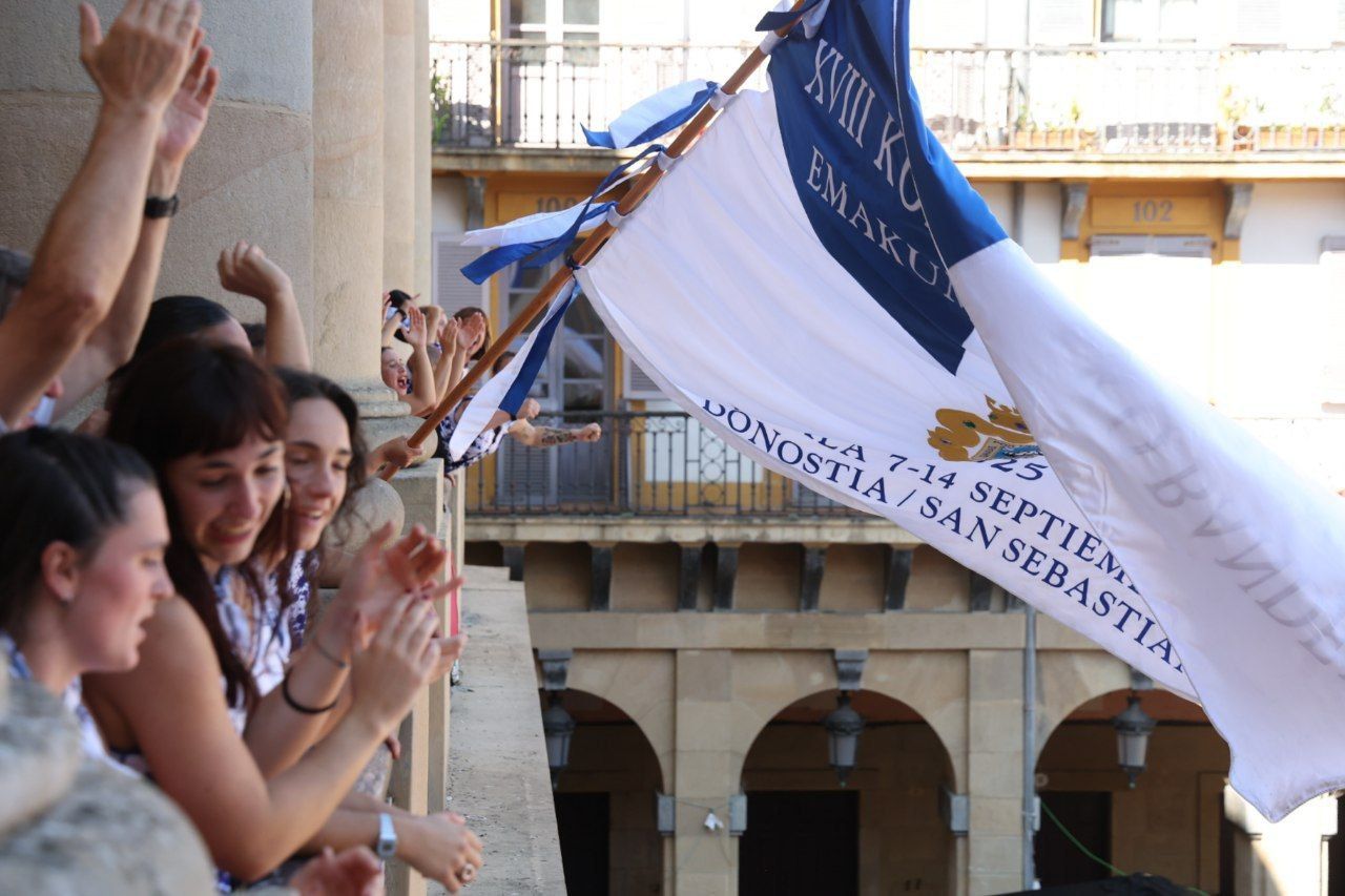 Recibimiento a Donostia Arraun Lagunak en la plaza de la Constitución