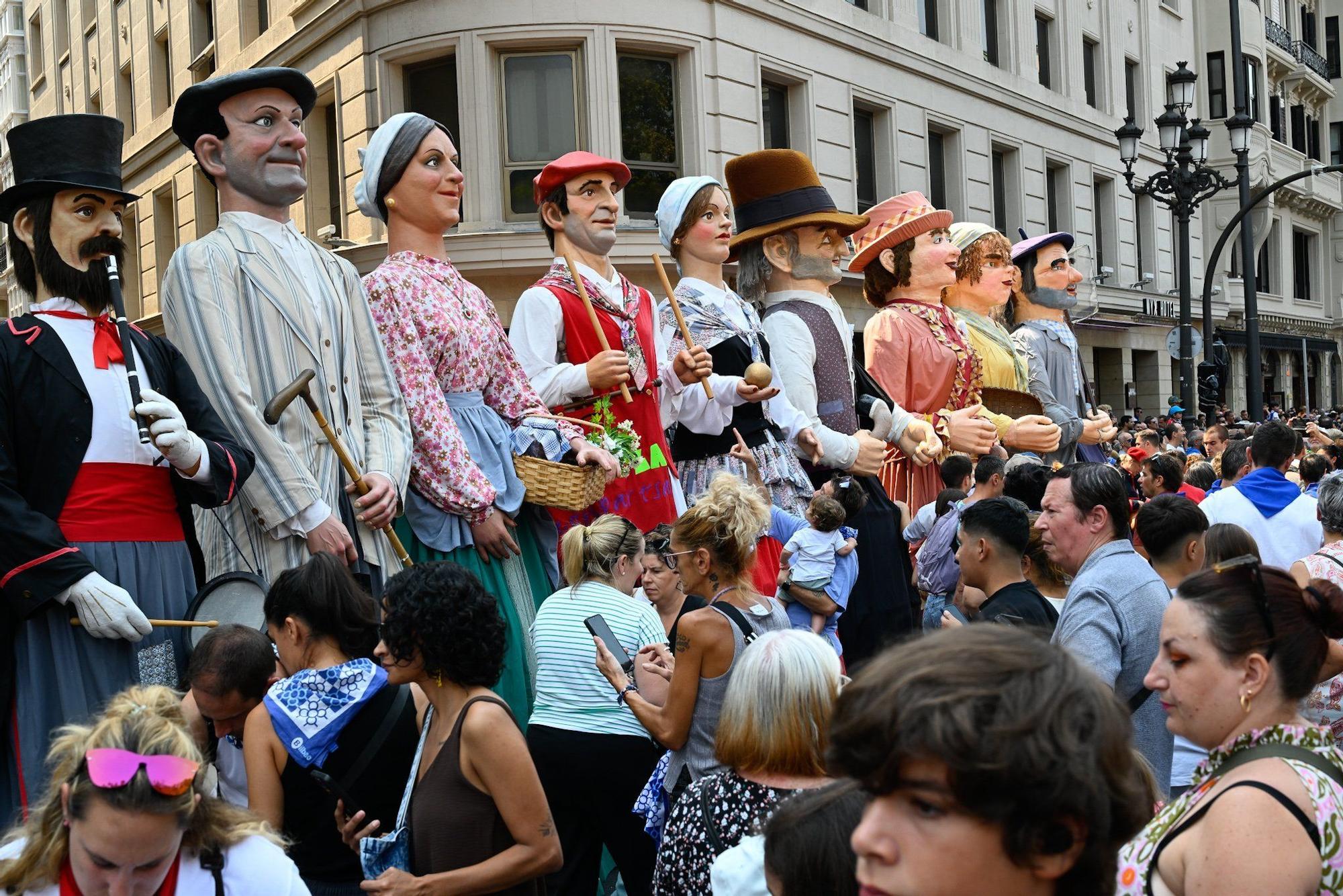 En imágenes: Los gigantes y cabezudos despiden Aste Nagusia a lo grande