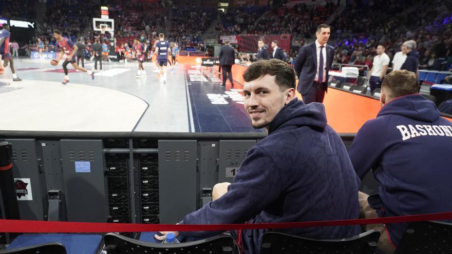 Rodions Kurucs recibe el aplauso del Buesa
