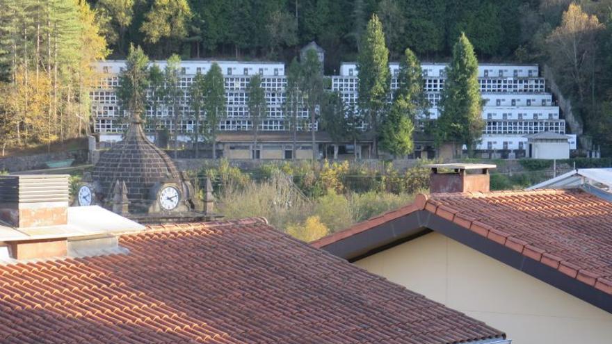 El cementerio de Legazpi, desde el casco urbano.
