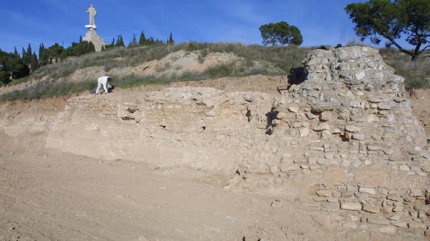 El arqueólogo tudelano Juanjo Bienes en el lienzo de muralla que encontró hace más de 10 años en las faldas del cerro de Santa Bárbara.