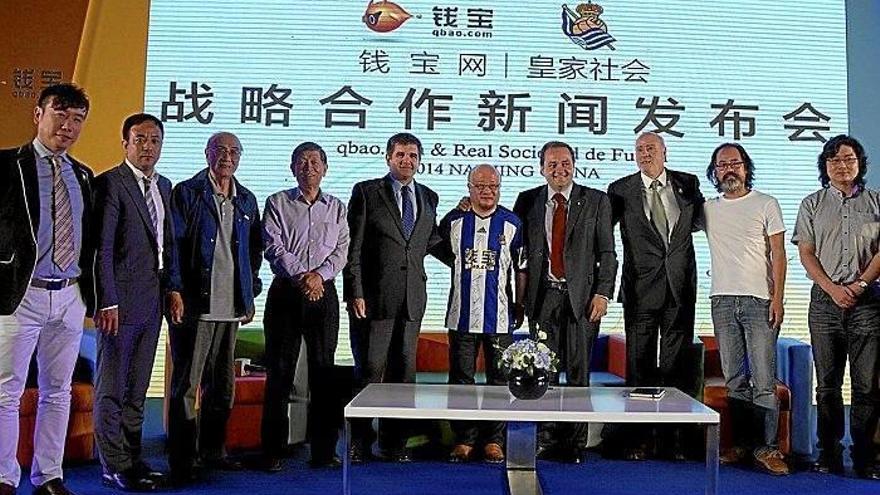 Zhang Xiaolei, el directivo chino arrestado, en el centro de la imagen junto a Jokin Aperribay y con una camiseta txuri-urdin puesta. Era septiembre de 2014.