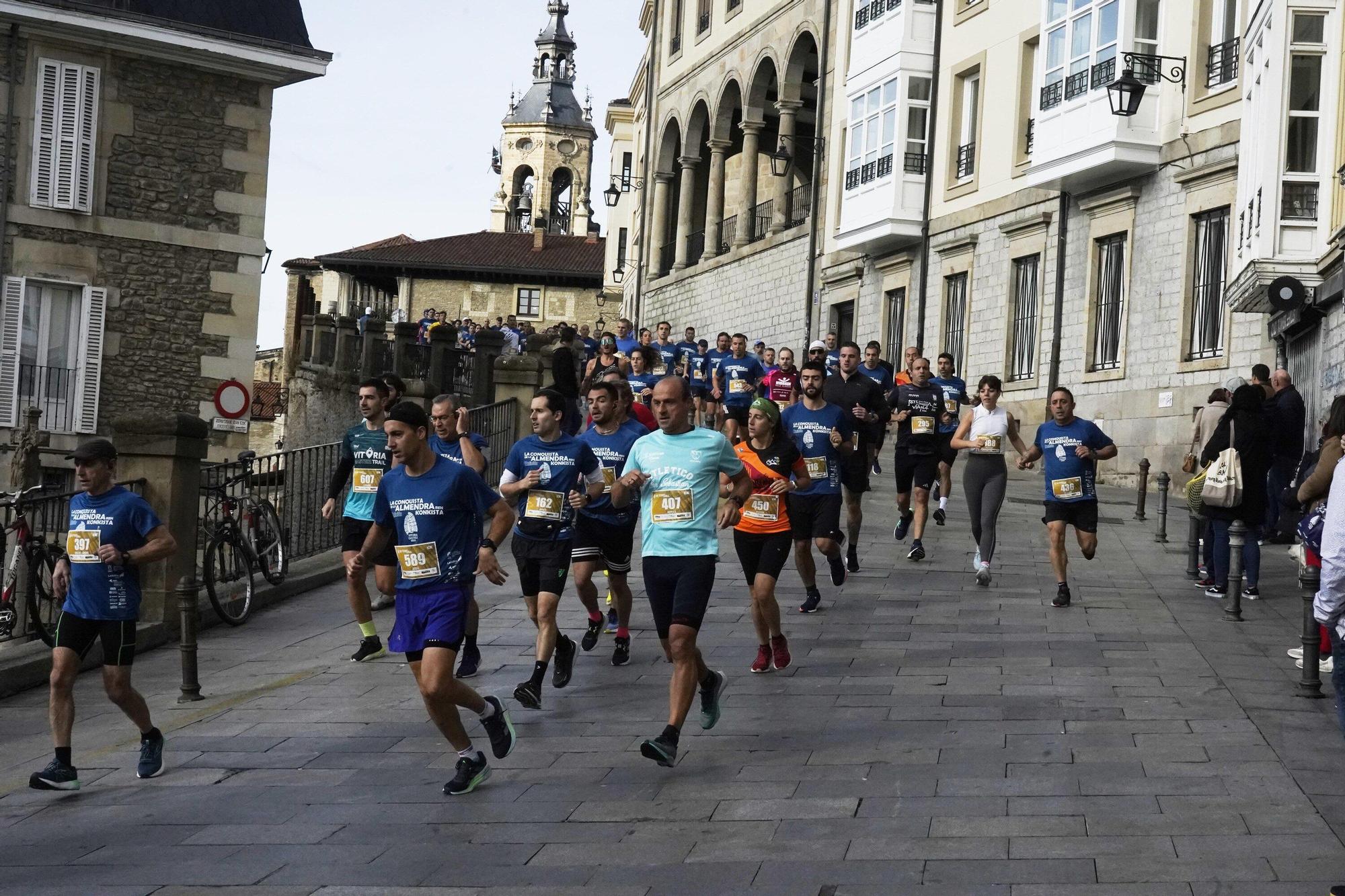 En imágenes: Miles de personas conquistan la Almendra de Gasteiz