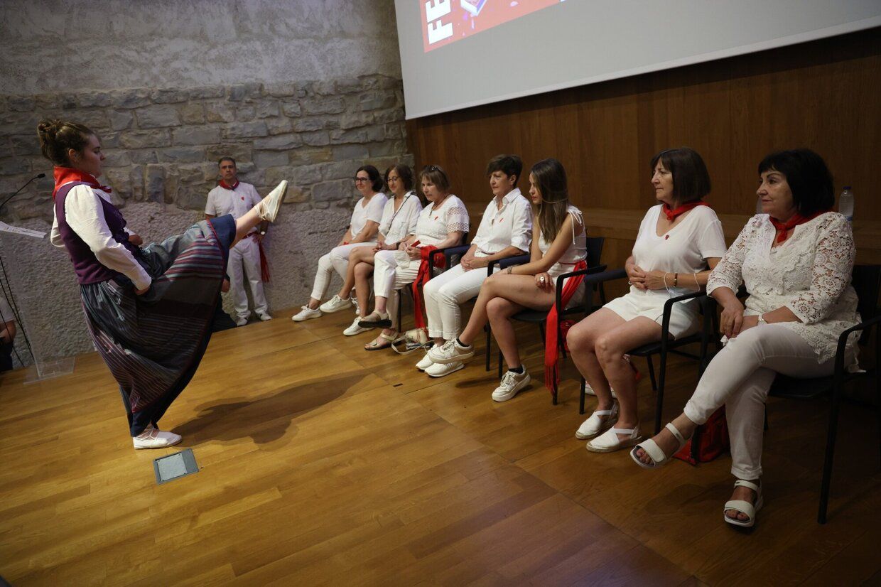 La Asociacion Festa-Los de Bronce entrega el Premio Festa 2022 a las mujeres que impulsaron la desaparición de las llamadas "madrinas" de las peñas en los Sanfermines