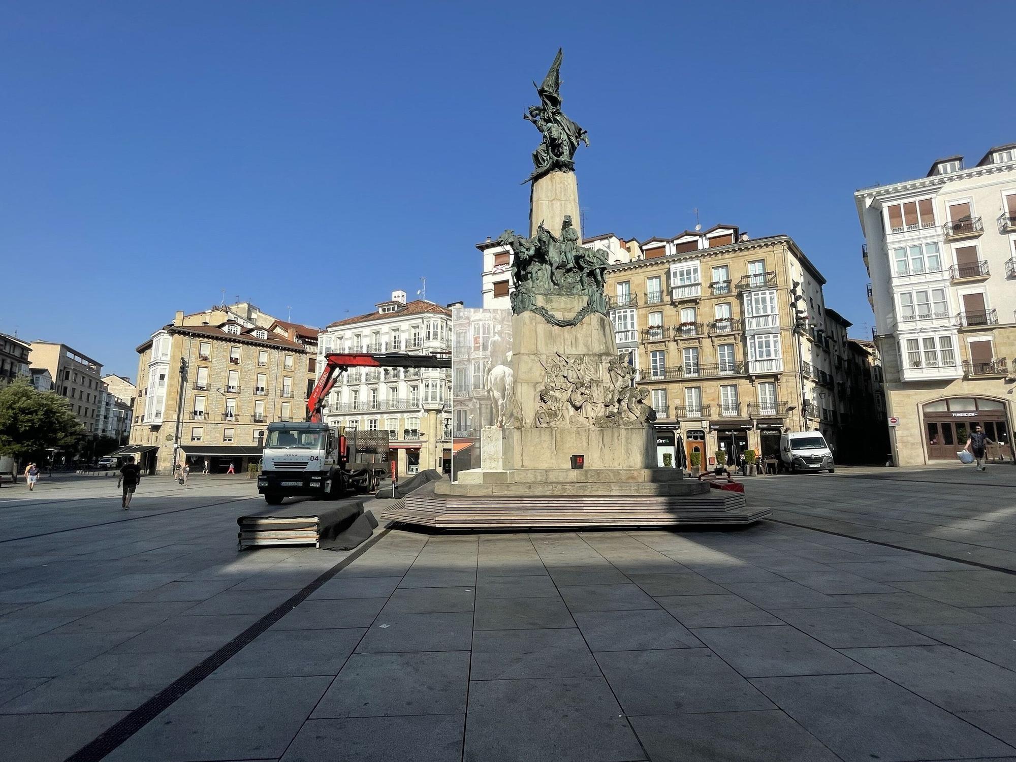 En imágenes: La Virgen Blanca recupera la estatua de musgo vegetal