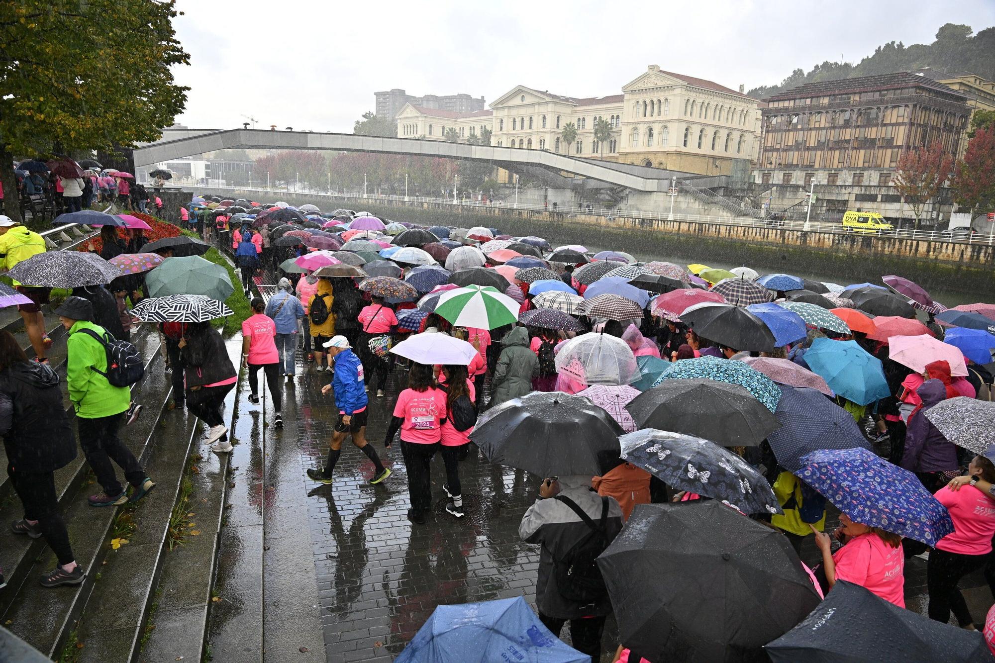 En imágenes: los paraguas tiñen la marea rosa de Bilbao