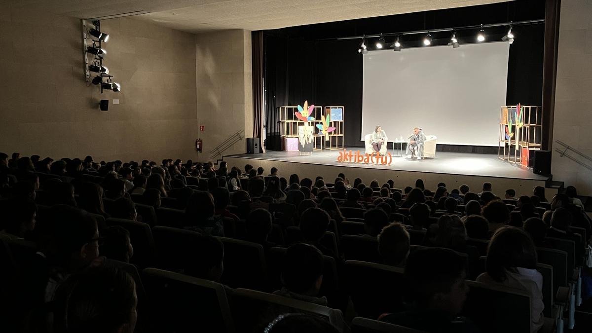 El encuentro con Arkano se celebró en el centro cívico de Zabalgana