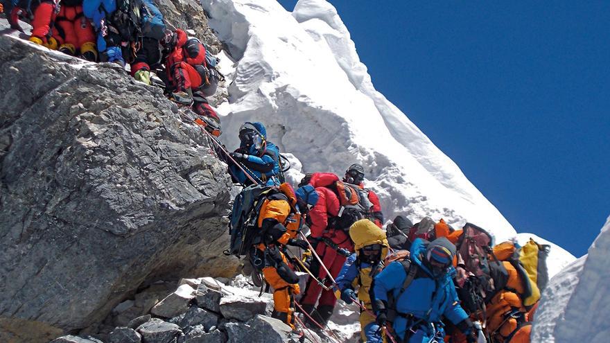 El Everest bate su récord: 274 escaladores alcanzan la cima en un solo día desde Nepal