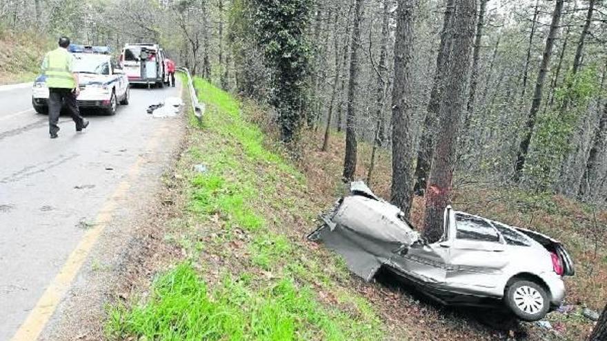 El coche, un Citroën Xsara Picasso, bajaba por la carretera y se salió del vial empotrándose contra uno de los pinos del bosque.