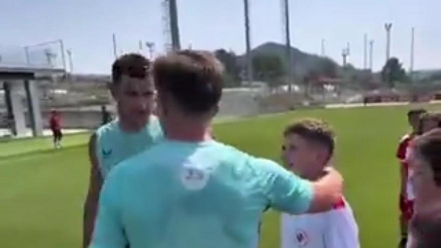 Pedro, la enciclopedia del fútbol, sorprende a los jugadores del Athletic en Lezama