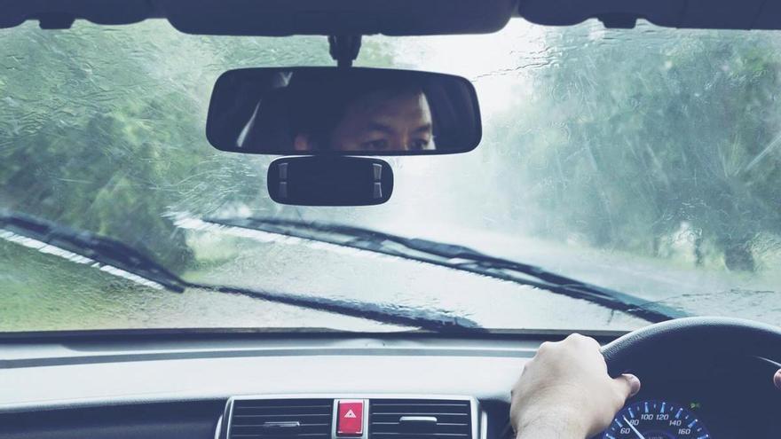 La lluvia ya está aquí: así debes preparar tu coche para conducir sin imprevistos en invierno