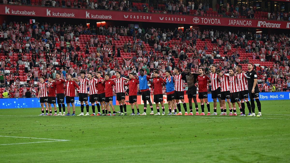 Los jugadores del Athletic celebran con la grada de animación de San Mamés la victoria del pasado domingo ante el Sevilla en el estreno de LaLiga.
