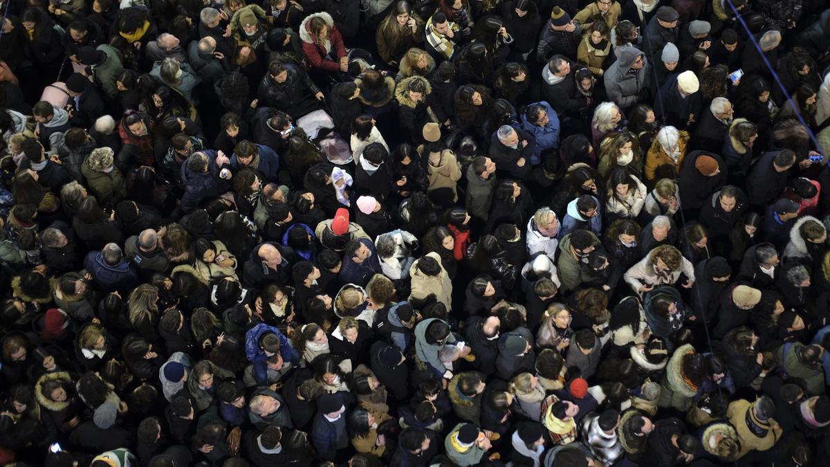 La plaza del Ayuntamiento, llena de gente en el encendido oficial de las luces de Navidad con motivo de la festividad de San Saturnino.