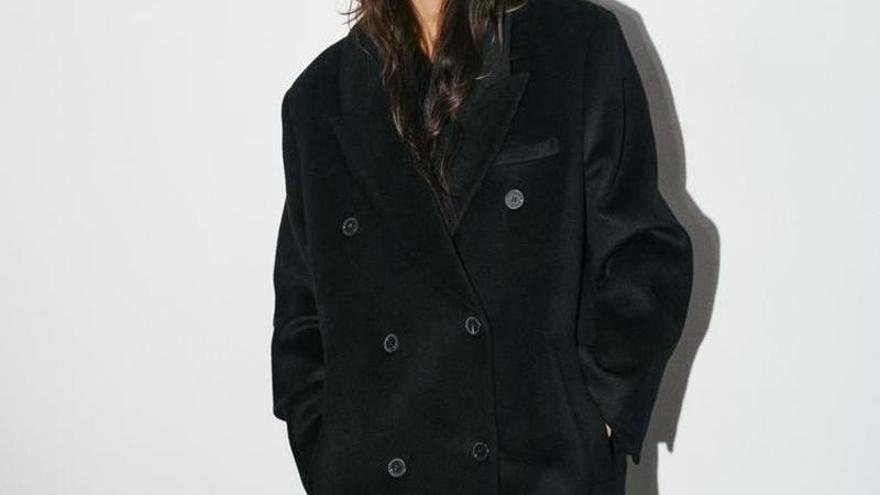 Vista del abrigo extra largo de Zara