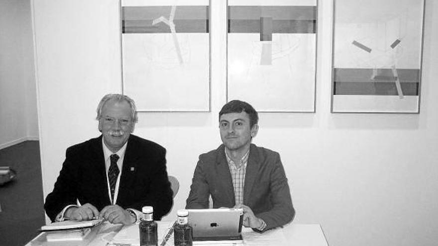 Moisés Pérez de Albéniz (i) y el director de su galería en Madrid, Jordi Rigoll, en la pasada feria de Arco.