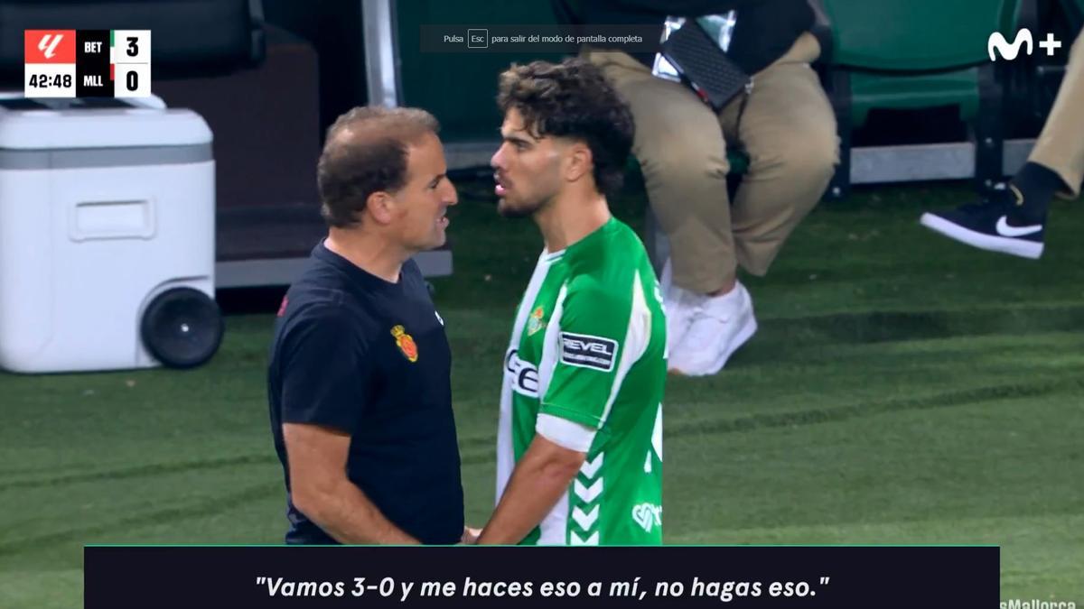 Arrasate y Abde, durante la reprimenda del entrenador bermellón.