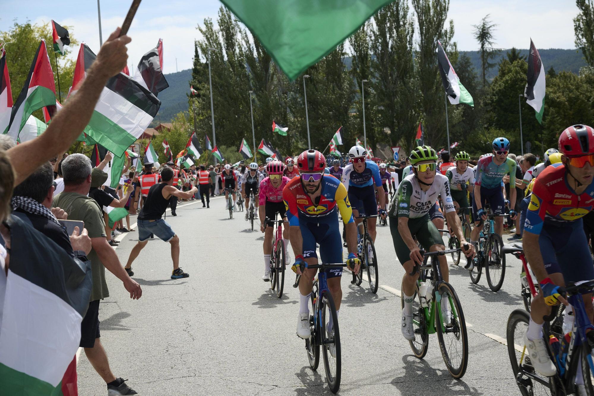 Fotos de la etapa navarra de La Vuelta 25 entre Sendaviva y Larra - Belagua