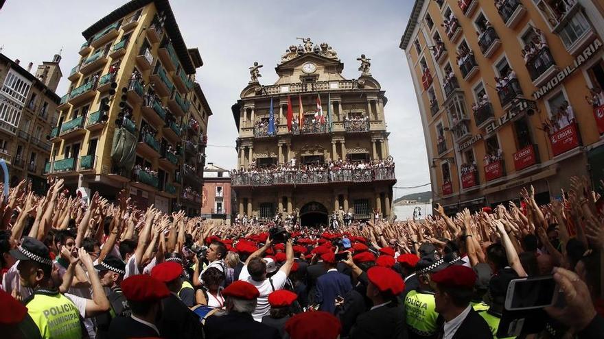 Cientos de personas en la Plaza del Ayuntamiento de Pamplona tras el Chupinazo.