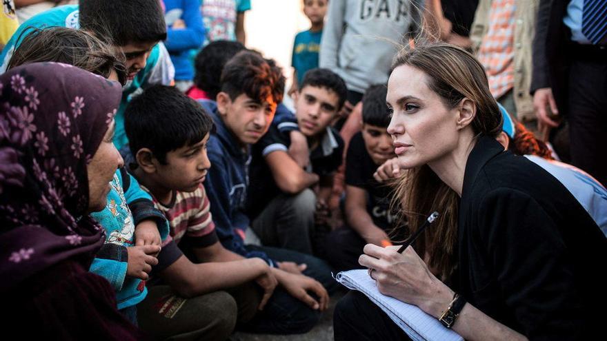 Angelina Jolie visitando en Jordania a refugiados sirios